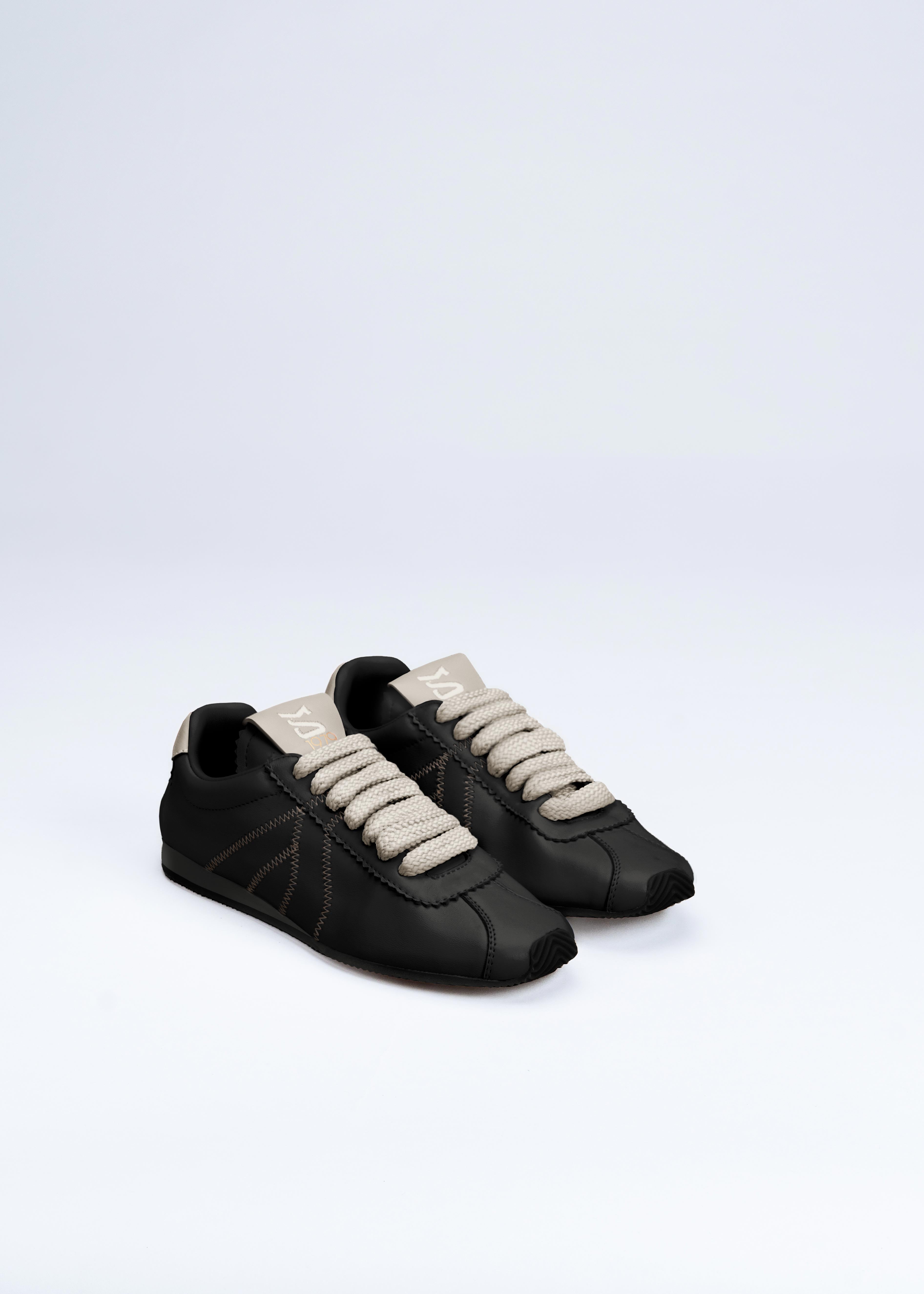 RIANNA - SNEAKER IN BLACK  NAPPA WITH WHITE CONTRASTS